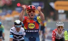 Mads Pedersen se viste de rosa y Mikel Landa dice adiós al Giro en ambulancia tras una brutal caída