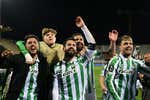 La comunión del Betis con su afición se palpa a la llegada a Sevilla... y en plena Feria de Abril