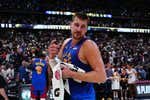 Nikola Jokic se salta el guión en el thriller del Oeste: la banda del 'Joker' se impone a 'Batman' Shai en una prórroga sin tregua
