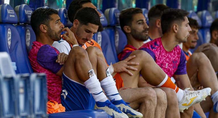 Jugadores del Tenerife en el banquillo.