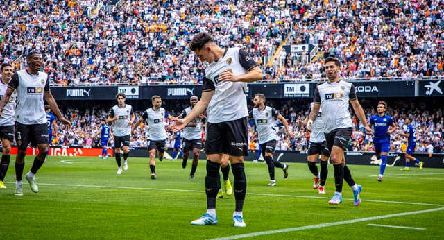 El Valencia torea al Getafe y se mete en el ruedo de Europa el día que certifica la permanencia