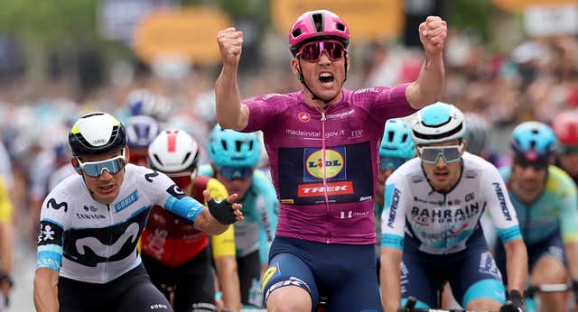Pedersen recupera la ‘maglia’ rosa y los favoritos aplazan su batalla para otro día