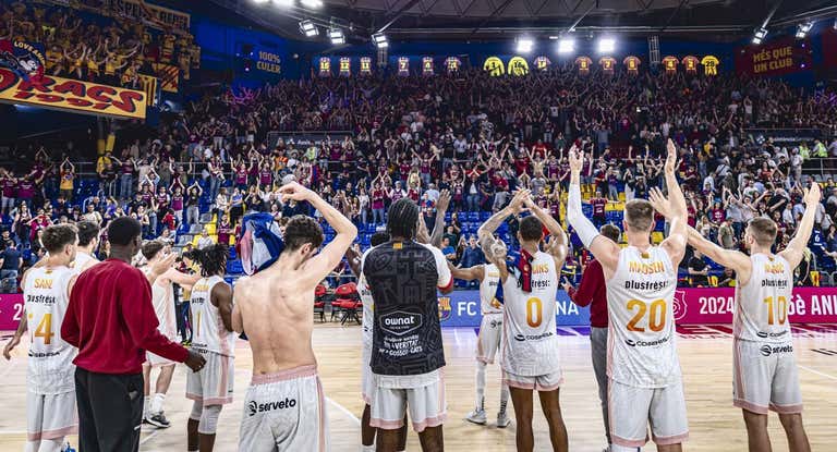 Los jugadores del Hiopos Lleida celebran la permanencia en el Palau.