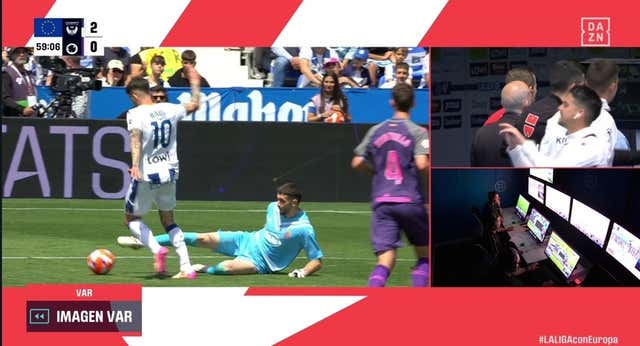 La roja que no vio Joan García y que dio un susto de muerte a los pericos: «Tranquilo estaré cuando estemos salvados»