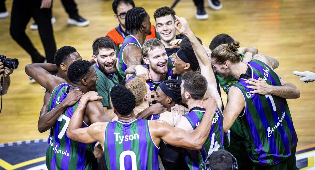 Los jugadores de Unicaja celebran ganar su segunda BCL consecutiva.