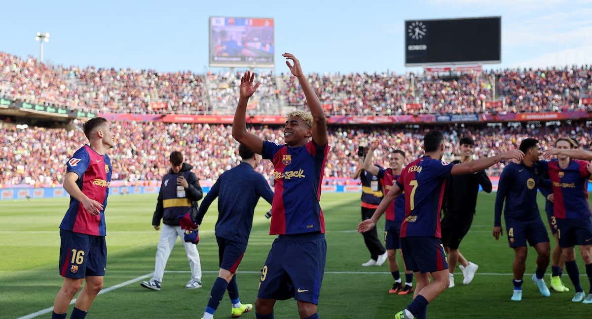 Los jugadores del Barcelona celebran la victoria en El Clásico contra el Real Madrid./REUTERS