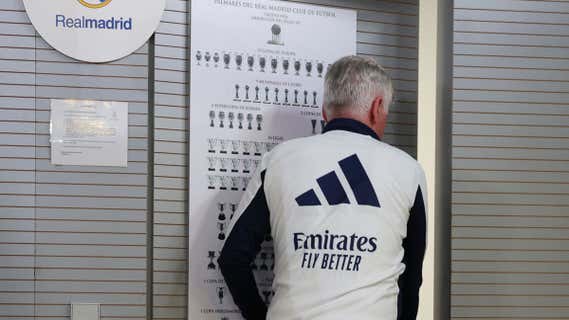 Ancelotti sale de la conferencia de prensa. /AFP