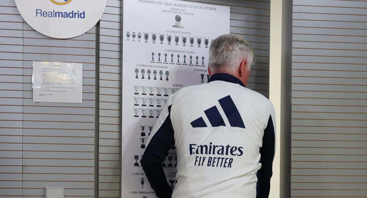 Ancelotti sale de la conferencia de prensa.