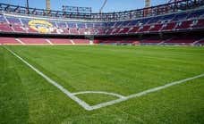 Detrás de la plantación del césped del Camp Nou hay un movimiento de marketing y un matiz técnico: «Nunca se coloca cuatro meses antes de jugar»