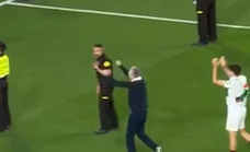 El técnico del Sevilla celebró con la grada tras la victoria ante Las Palmas.