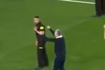 El técnico del Sevilla celebró con la grada tras la victoria ante Las Palmas.