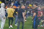 La fiesta del Barça comenzó con Flick empujando a sus futbolistas, los famosos aspersores y un gesto de Lamine Yamal que se las sabe todas