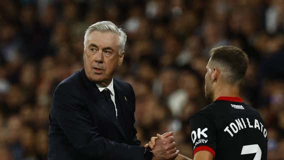 Ancelotti saluda a Toni Lato en el Madrid-Mallorca/reuters