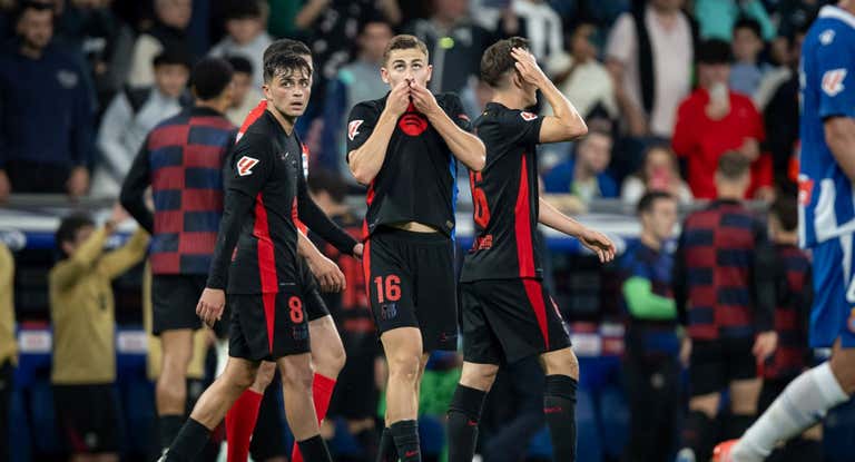 Fermín López se besa el escudo.