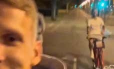 Pedri, Olmo, Eric García e Iñigo Martínez cogieron cuatro bicicletas y fueron a visitar a Ferran.