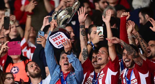 Mendilibar vuelve a reinar en Grecia y gana el primer doblete de su carrera