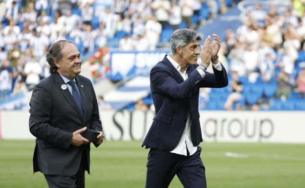 Aguacil saluda a la grada de Anoeta en compañía de Jokin Aperribay.  EFE