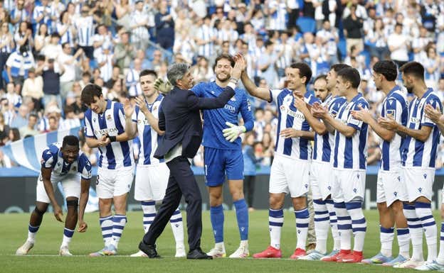 Imanol Alguacil saluda a sus jugadores antes de comenzar el partido.  EFE