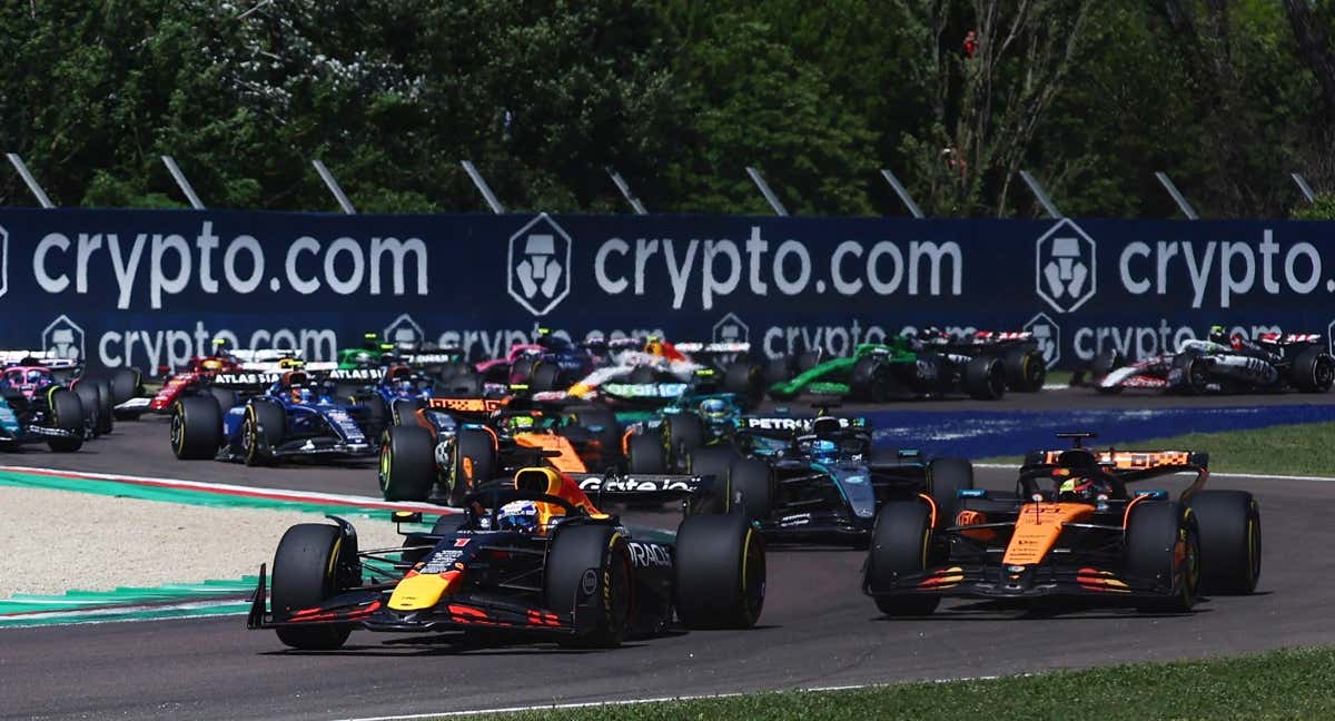 Verstappen, pasando en la salida a Piastri./REUTERS