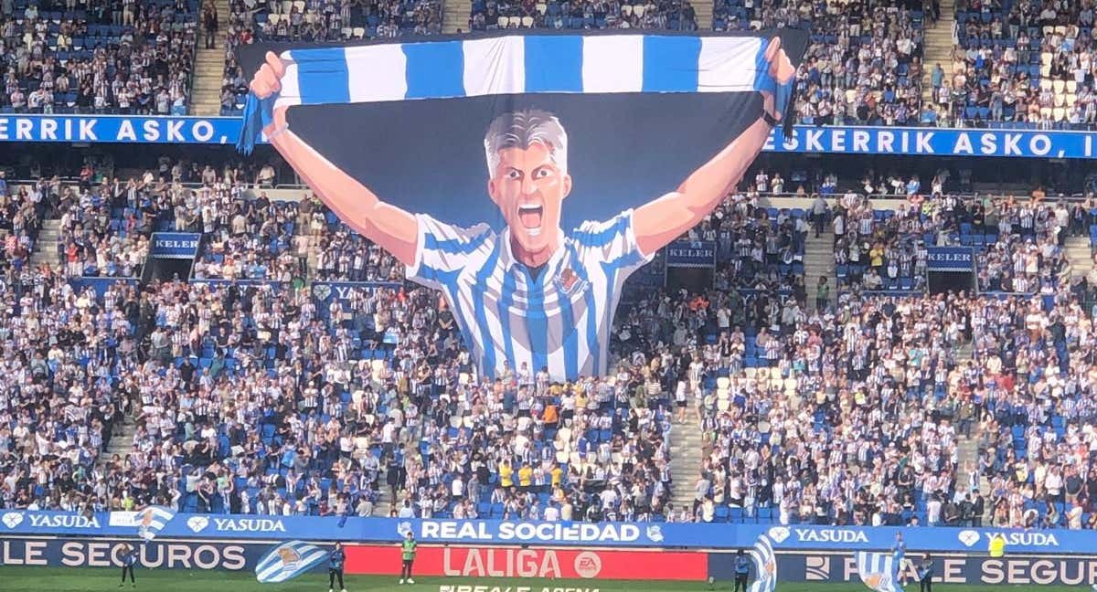 Anoeta se ha puesto en pie para homenajear a Imanol Alguacil. /RElevo