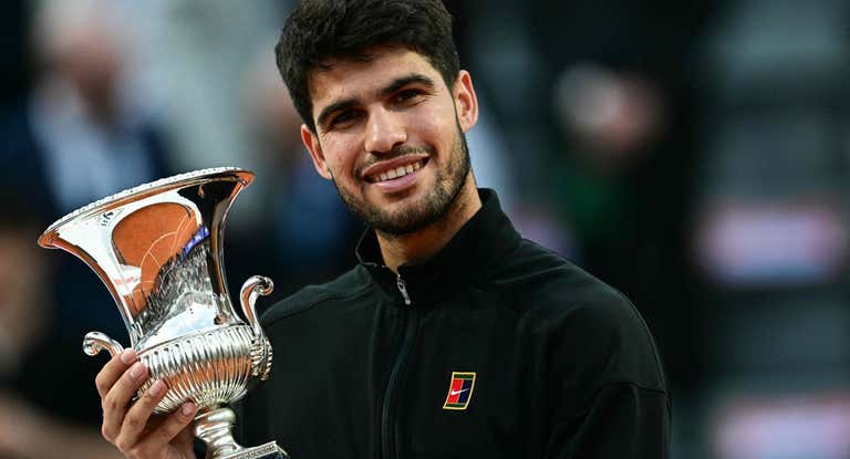 Carlos Alcaraz posa con la copa de campeón del Masters 1000 de Roma.