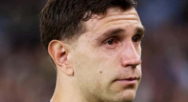 El arquero argentino saludó al público de Villa Park con lágrimas en los ojos.