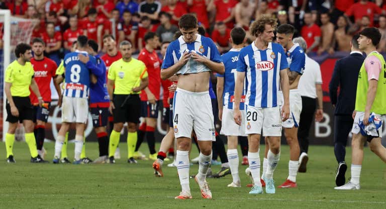 Resignación en los jugadores del Espanyol tras el encuentro.