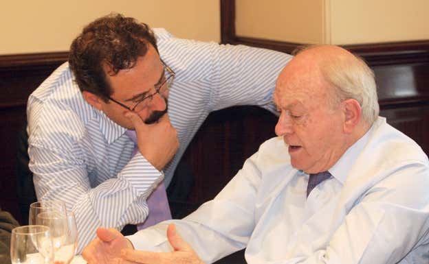 Enrique Ortego charla con Di Stéfano.