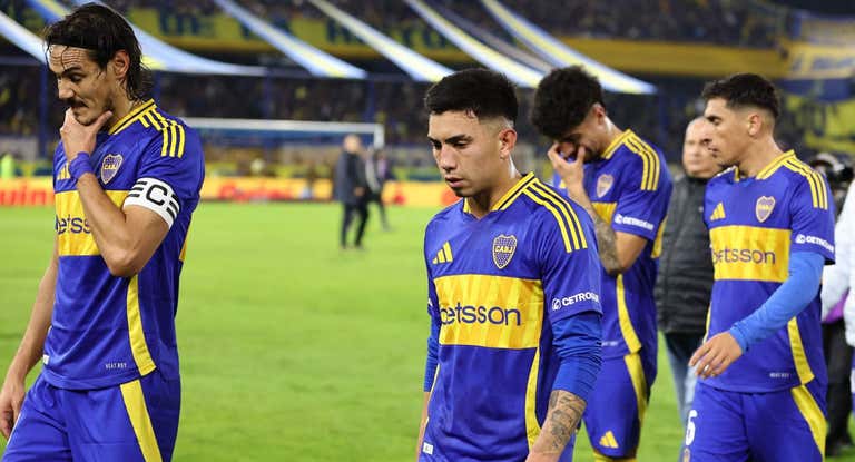 Los jugadores de Boca Juniors, cabizbajos, tras perder contra Independiente.