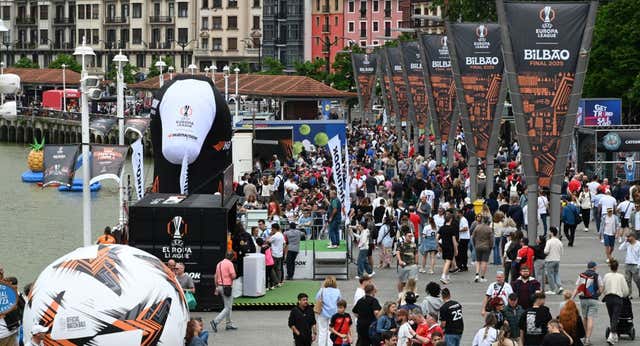 Un tsunami de hinchas ingleses invade Bilbao en un clima festivo a la espera de la final