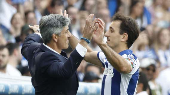 Imanol y Mikel Oyarzabal se funden en un emotivo abrazo tras el tanto del capitán frente a Girona. /EFE