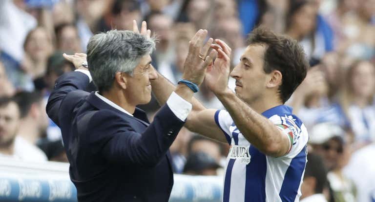 Imanol y Mikel Oyarzabal se funden en un emotivo abrazo tras el tanto del capitán frente a Girona.