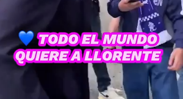 Varios aficionados del Tottenham pararon al exfutbolista en San Mamés para agradecerle todo lo que hizo por su club.