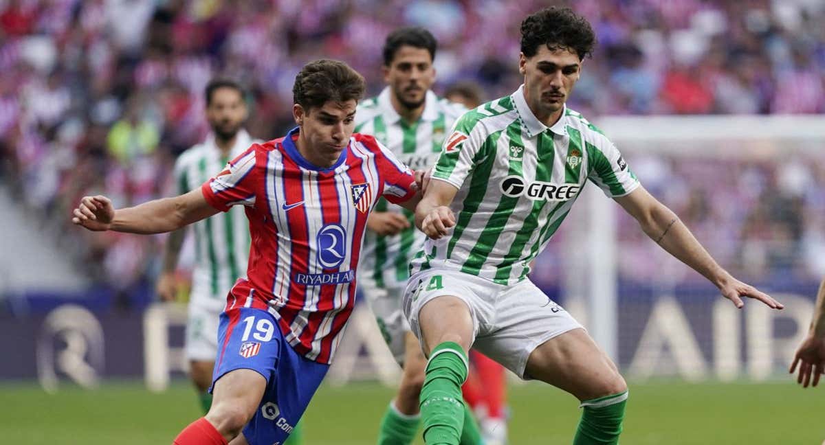 Cardoso y Julián pelean por un balón en el Metropolitano. /REUTERS