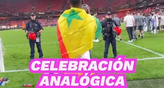 Sarr se hizo con una polaroid en San Mamés e inmortalizó la fiesta de los Spurs.