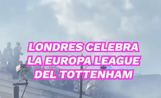 ¡Londres es una fiesta! El Tottenham celebra la Europa League con sus aficionados.