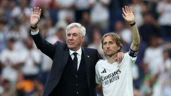 Ancelotti junto a Modric, en su despedida del Bernabéu. /REUTERS