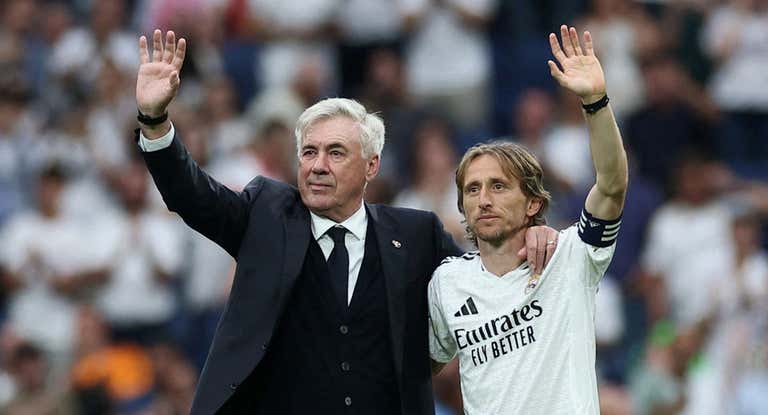 Ancelotti junto a Modric, en su despedida del Bernabéu.