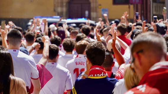La afición de la Cultural y Deportiva Leonesa se dirige al estadio antes de enfrentarse al Andorra../Cultural y Deportiva Leonesa