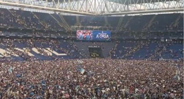 La salvación más cara del Espanyol: invasión de campo, porterías rotas… con Puado de ‘speaker’ y Joan Garcia de cantante