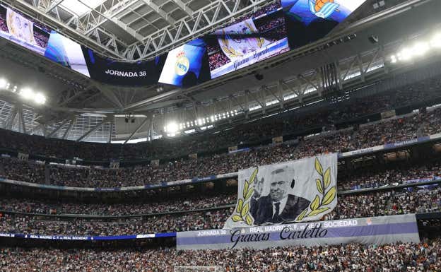 Tifo dedicado a Carlo Ancelotti.  Relevo