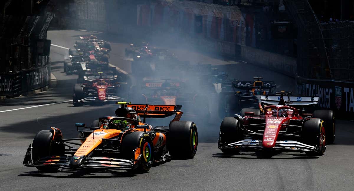 Norris, en la salida, emparejado con Leclerc./REUTERS