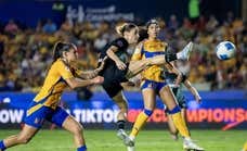 Esther González eleva la primera Champions de la Concacaf ante Jenni Hermoso