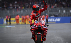 Marc Márquez se cae, le salvan… y encima hace podio: «He vuelto a fallar»