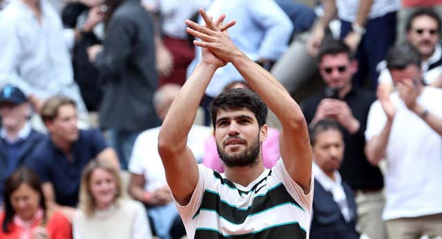 Carlos Alcaraz mantiene a raya sus debuts en el comienzo de la defensa de Roland Garros