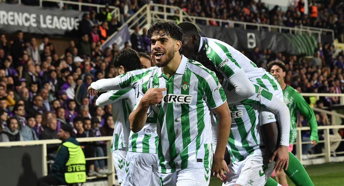 Ez Abde celebra un gol con el Betis en la Conference League./REUTERS
