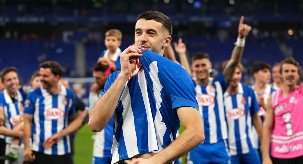 Joan Garcia, besándose el escudo del Espanyol, el pasado sábado tras lograr la salvación. /GETTY