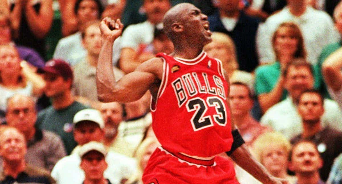 Michael Jordan celebra su último anillo con los Bulls./AP