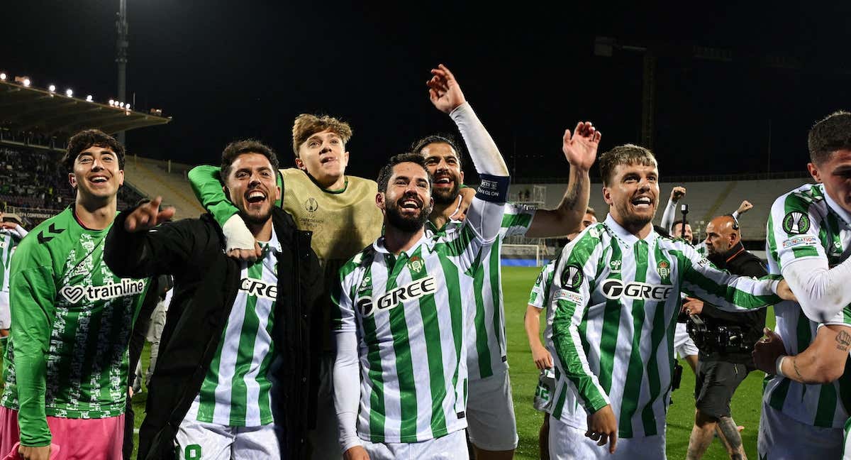 Los jugadores del Betis celebran el pase a la final de la Conference League./REUTERS