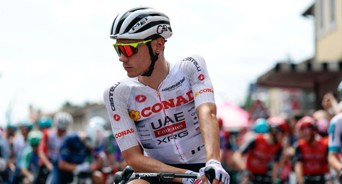 Juan Ayuso en la salida de la etapa 15. /Luca Bettini / AFP